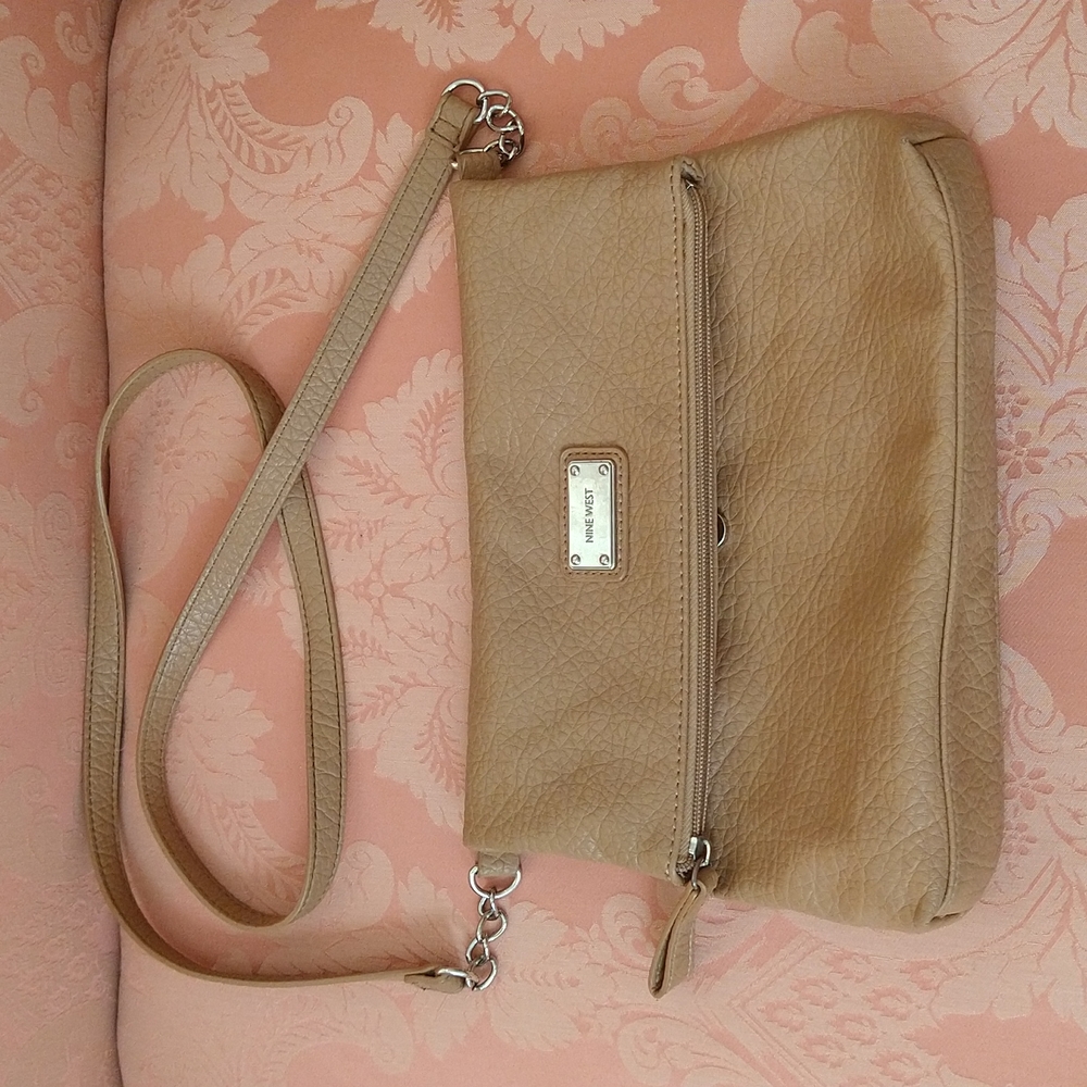 VGUC. Nine West tan crossbody bag.